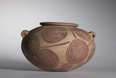 Gedrungener Krug mit Henkel, ca. 3400-3300 v. Chr.