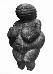 Die Venus von Willendorf, Seitenansicht der weiblichen Figurine, Gravettien-Kultur, Jungpaläolithikum, um 30000-18000 v. Chr.