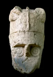 Kopf eines Bogenschützen mit gehörntem Helm (miles cornutus) aus Monte Prama (Cabras), im Nationalen Archäologischen Museum von Cagliari