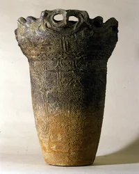 Große Terrakottavase aus der Jōmon-Zeit (prähistorische Epoche in Japan). Rom, Nationalmuseum für orientalische Kunst.