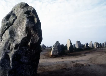 Megalithische Carnac-Monumente von Kermario