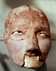 Neolithische Kunst: Menschlicher Schädel aus der Steinzeit (6000-4000 v. Chr.). Aus Jericho, Archäologisches Museum, Amman, Jordanien