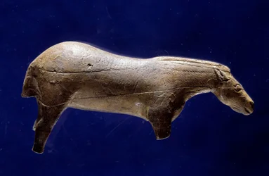 Prähistorische Kunst (Mittleres Magdalénien): Skulptur eines Pferdes aus Mammutelfenbein aus der Höhle von Espelugues (Hautes-Pyrenees)