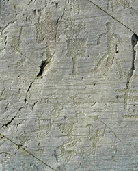 Vorgeschichte, Camunni-Kultur, Felskunst: Grabfelsen mit Szenen der Hirschjagd und des Alltagslebens in einem Dorf. Zeitraum zwischen Jungsteinzeit und Bronzezeit. Capo di Ponte, Parco nazionale delle incisioni rupestri di Naquane, Valcamonica, Val