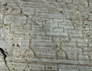 Vorgeschichte, Camunni-Zivilisation, Felskunst: ein Grabfelsen mit stilisierten Darstellungen von Figuren, bekannt als „die Oranten“ mit zum Himmel ausgestreckten Armen. Zeitraum zwischen dem Neolithikum und der Bronzezeit. Roche Nr. 50. Naquane (Brescia) 