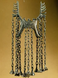 Prähistorie: Elan-förmiger Anhänger mit zwei Köpfen aus einem Fundort in Dolanlar (Aserbaidschan) Bronzezeit. Baku, Aserbaidschanisches Staatliches Religionsgeschichtliches Museum