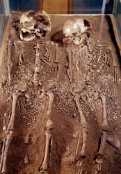 Prähistorie: Skelette von zwei Kindern. 30000-25000 v. Chr. Aus der Grimaldi-Höhle
