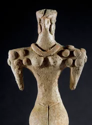 Prähistorie: Tonstatuette einer Frau mit quadratischen Schultern aus Zentral-Turkmenistan (Region Kara-Depe). 4000-3700 v. Chr.
