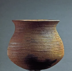 Vorgeschichte, Remedello-Kultur: glockenförmige Vase aus der Höhle Santa Cristina in Fiesse bei Brescia. Kupferzeit. Äneolithikum. 2200 v. Chr. Rom, Museo Nazionale Preistorico Etnografico Luigi Pigorini
