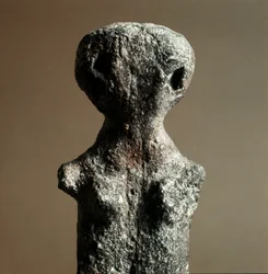 Prähistorisch: Weibliches Terrakotta-Idol aus der Nekropole von Arene Candide (Finale Ligurien), Ligurien. Mittleres Neolithikum, Steinzeit. Genua, Museo di Archeologia Ligure