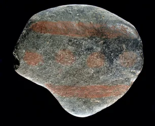 Vorgeschichte: bemalter Kieselstein aus der Zeit des Azilien. 9000 v. Chr. Saint-Germain-en-Laye, Museum für Nationale Archäologie.
