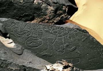 Vorgeschichte, Felskunst: Grabfelsen mit Formen im Tazina-Stil. Steinzeit 5000-2000 v. Chr. Taghit, Hochplateau von Hoggar (Ahaggar), Algerien