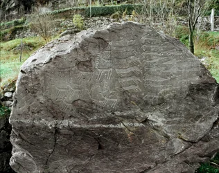 Vorgeschichte, Felskunst: Grabfelsen mit Darstellungen von Hirschen, Rindern und Dolchen, Kupferzeit, Äneolithikum (Chalkolithikum), Fels Nr. 1, Cemmo (Brescia), Parco archeologico nazionale dei Massi di Cemmo, Italien