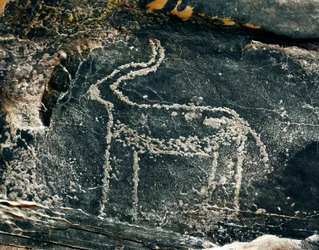 Felskunst: Grabstein mit Darstellung einer Antilope. Steinzeit 5000-2000 v. Chr. Taghit, Hochplateau von Hoggar, Algerien