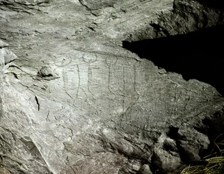 Vorgeschichte, Felskunst: in den Fels gravierte Darstellungen von zwei Ochsengespannen, die einen Karren ziehen. Kupferzeit. Äneolithikum (Chalkolithikum). Fels Nr. 2. Cemmo (Brescia), Nationaler Archäologischer Park der Felsen von Cemmo, Italien