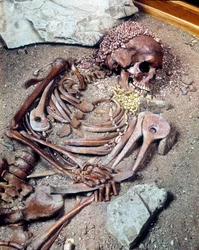 Grab des Oberen Paläolithikums. Skelett der Combe Capelle Ethnie, gefunden in der Höhle von Arene Candide, bekannt als der „junge Prinz“, in Ligurien. 16610 Jahre v. Chr.