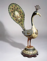 Ein mit Blumenmustern bemalter Qajar-Pfau und Bildkartuschen mit Darstellungen von Höflingen, 19. Jahrhundert