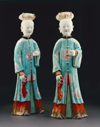 Ein Paar weibliche Figuren, Qianlong-Periode, 1736-95 (Porzellan)