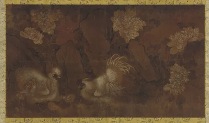 Hahn, Henne und Küken bei Pfingstrosensträuchern