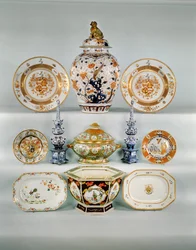 Imari-Balustervase; Rose-verte Wappenteller, ca. 1724; Famille-Rose-Bombenterrine und Deckel; Zwei blau-weiße Tulpenvasen; Famille-Rose-Wappenteller; Imari-Teller von Cornelius Prenk; Famille-Rose-Rechteckteller; Famille-Rose-Sechseck-Jardiniere