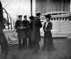 Eine Gruppe auf der königlichen Yacht Victoria und Albert III in Kopenhagen, Schweden, 1908