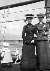 Prinz Olav 1903-1991 mit Lady Antrim und Miss Knollys, 1908