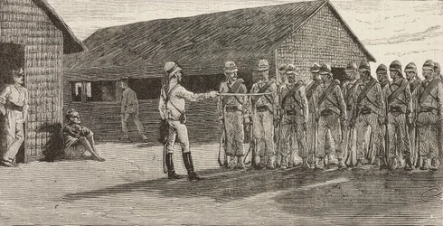 Italienische Soldaten stehen in Formation, Massawa, Eritrea, Gravur nach einer Zeichnung von Quinto Cenni und einer Skizze von Pieragostini, aus L