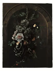 Ein Bündel Trauben, Stockrosen, Schwertlilien, Malven, Afrikanische Ringelblumen, Clematis, eine Rosskastanie und Brombeeren mit Schmetterlingen und anderen Insekten vor einem Steinbogen