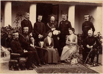 Der Herzog und die Herzogin von Connaught mit Oberst Adam, Hauptmann H. V. Benett, Oberst Becher, General Knowles, Hauptmann Herbert, Oberst Cavaye, Frau Cavaye und General R. Gellispie, Mhow
