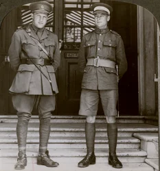 Kapitän MacDougall, DSO, und Kadett Mullin, zwei kanadische VCs, Erster Weltkrieg, 1914-1918