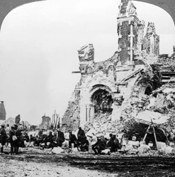 Deutsche Kriegsgefangene neben den Ruinen der Basilika von Albert, Frankreich, Erster Weltkrieg, 1914-1918