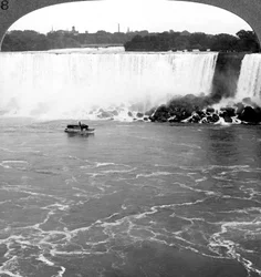 Niagarafälle und die Maid of the Mist, von den kanadischen Klippen, Kanada