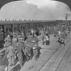 Soldaten der Wiltshire Rifles besteigen einen Zug, Kapstadt, Südafrika, Erster Weltkrieg, um 1915