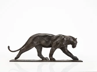 Panther im Gehen, Hinterbein erhoben