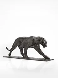 Panther im Gehen, Hinterbein erhoben