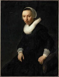 Junge Frau, die in einem Stuhl sitzt