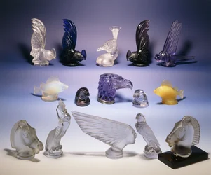 Verschiedene Kühlerfiguren aus Glas (Vögel, Fische, Pferde und ein menschlicher Kopf)