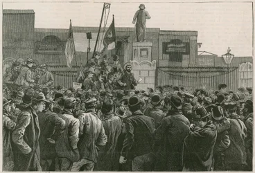 Der große Streik der Hafenarbeiter im East End: Mr. John Burns spricht zu den streikenden Männern an den Toren der East und West India Docks