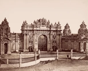 Dolmabahçe-Palast, Kaiserliches Tor