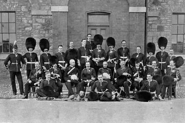 Eine Inspektionsgruppe von Offizieren der 1. Scots Guards