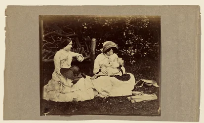 [Schlafendes Kind mit zwei auf dem Gras sitzenden Frauen]