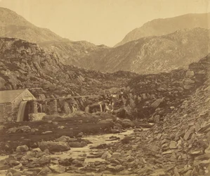 Berge am Ufer des Ogwen-Sees, Wales.