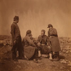 Zwei stehende französische Soldaten neben drei sitzenden und rauchenden Zuavensoldaten, Krimkrieg, Krim, Ukraine