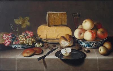 Käse auf einem Silbertablett, rote und weiße Trauben und Äpfel in Porzellan-Wanli-Schalen, Brötchen, ein Messer und ein geschnittener Apfel auf einem Teller, alles auf einem drapierten Tisch, 1626