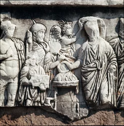 Decennalien der Tetrarchie, Darstellung eines Tetrarchen, der von einer Siegesgöttin gekrönt wird, die dem Gott Mars ein Trankopfer darbringt - Basrelief, gewidmet dem General und Politiker Stilicho, basierend auf einer Ehrenkolonne, Römisches Forum