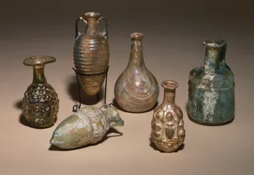Gruppe von zarten römischen geblasenen und geformten Glas-Kosmetikfläschchen, 1. Jahrhundert n. Chr.
