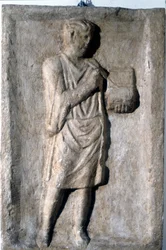 Ein Mann schreibt mit einem Stift auf eine Wachstafel, römisches Basrelief, 2.-3. Jahrhundert