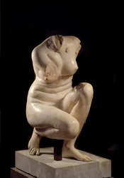 Hockende Aphrodite. Marmorskulptur aus dem 2. Jahrhundert n. Chr.