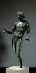 Apollo. Bronzestatue aus Mansat La Courrière, Creuse. 1. bis 2. Jahrhundert n. Chr. Paris, Louvre Museum