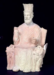 Baal Hammon auf seinem Thron sitzend, aus dem Heiligtum von Bir Bou Regba, dem antiken Thinissut